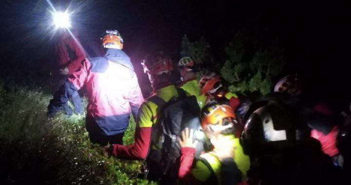 Efectivos de bomberos durante el rescate en el Ripollès / BOMBERS