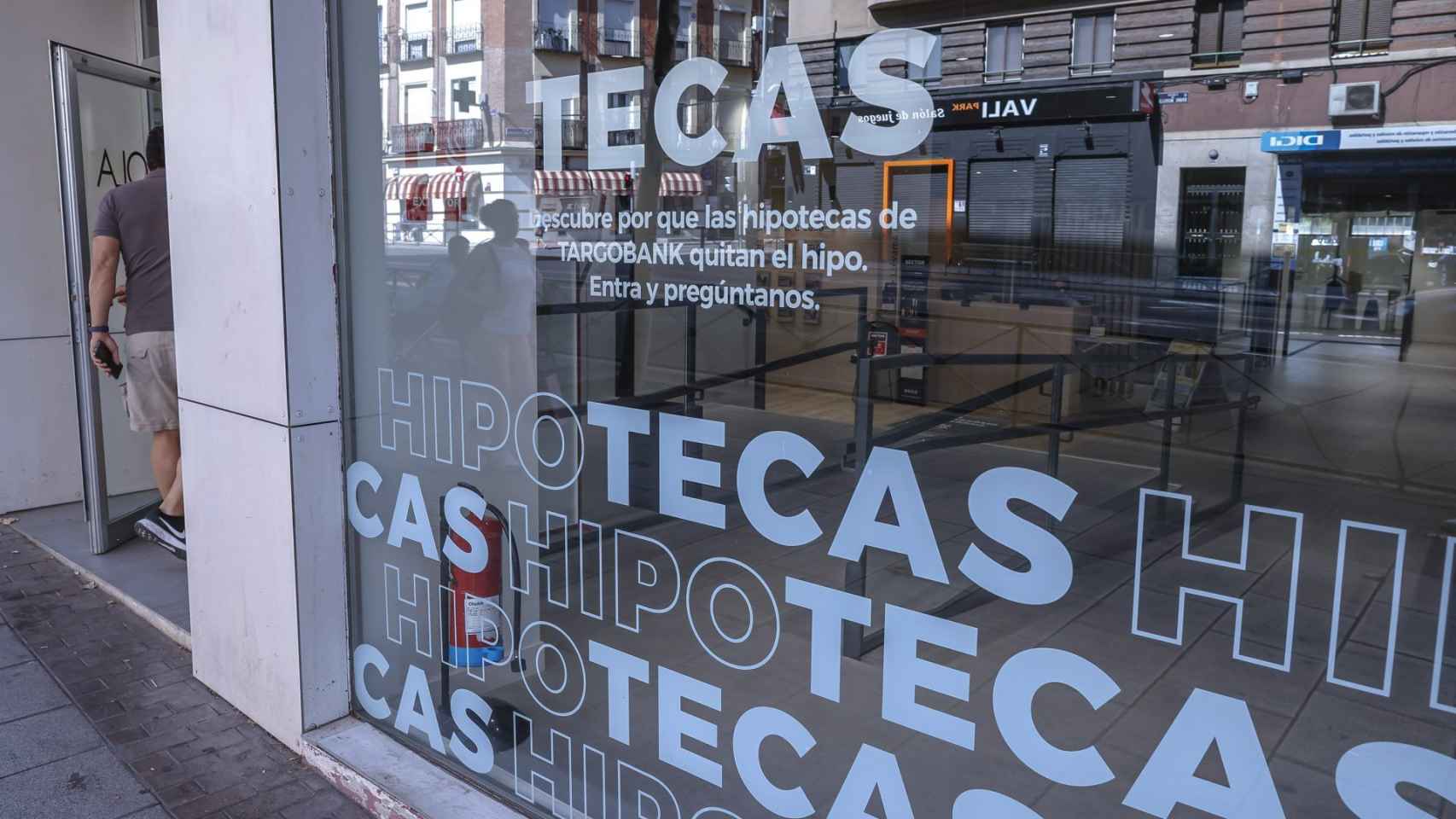 Anuncio hipotecario en una fachada comercial / EFE