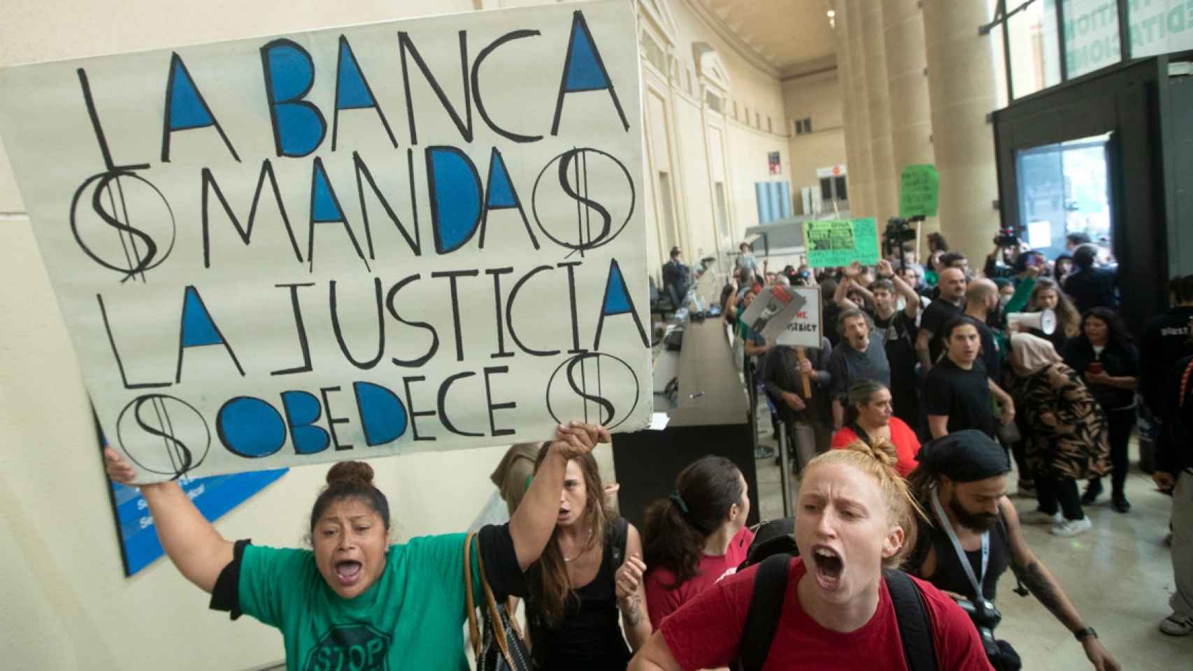 Manifestantes antidesahucios irrumpen en el congreso The District de Barcelona / EFE