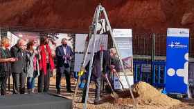 Los 'consellers' Josep Maria Argimon y Gemma Geis, colocando la primera piedra del nuevo Vall d'Hebron / CG