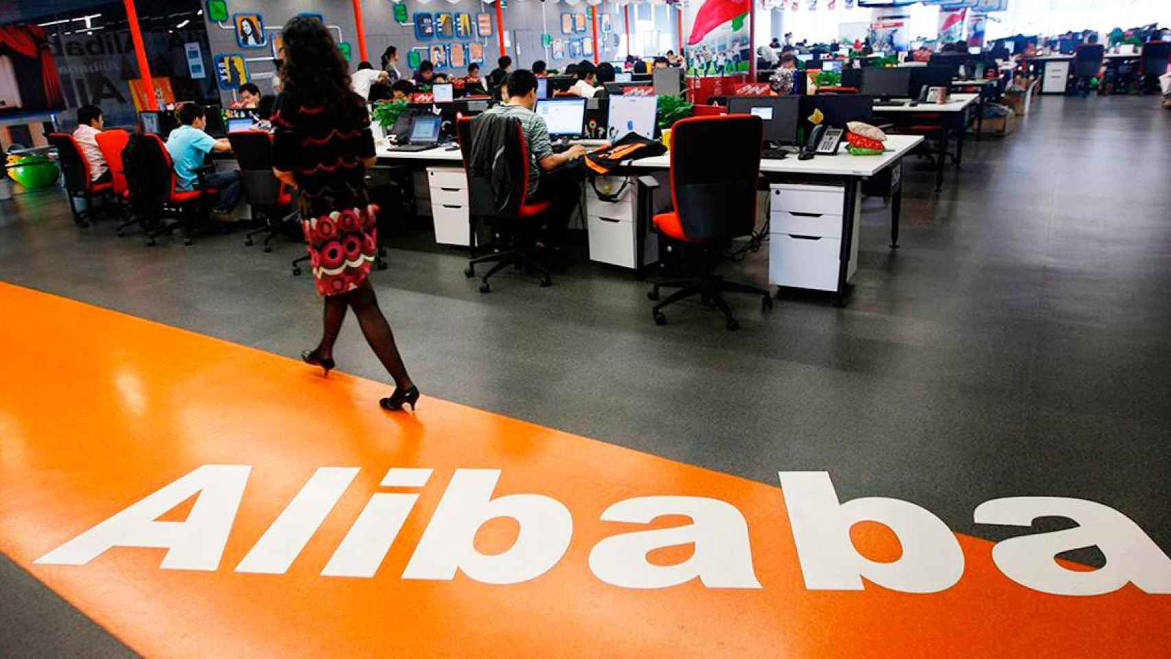 Imagen de oficinas de Alibaba, con personal de atención al cliente durante su jornada laboral / CG