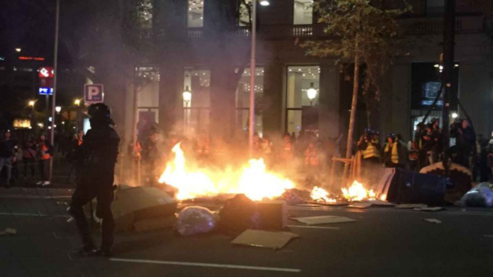 Barricadas en Paseo de Gracia con plaza Cataluña en las protestas independentistas / CG