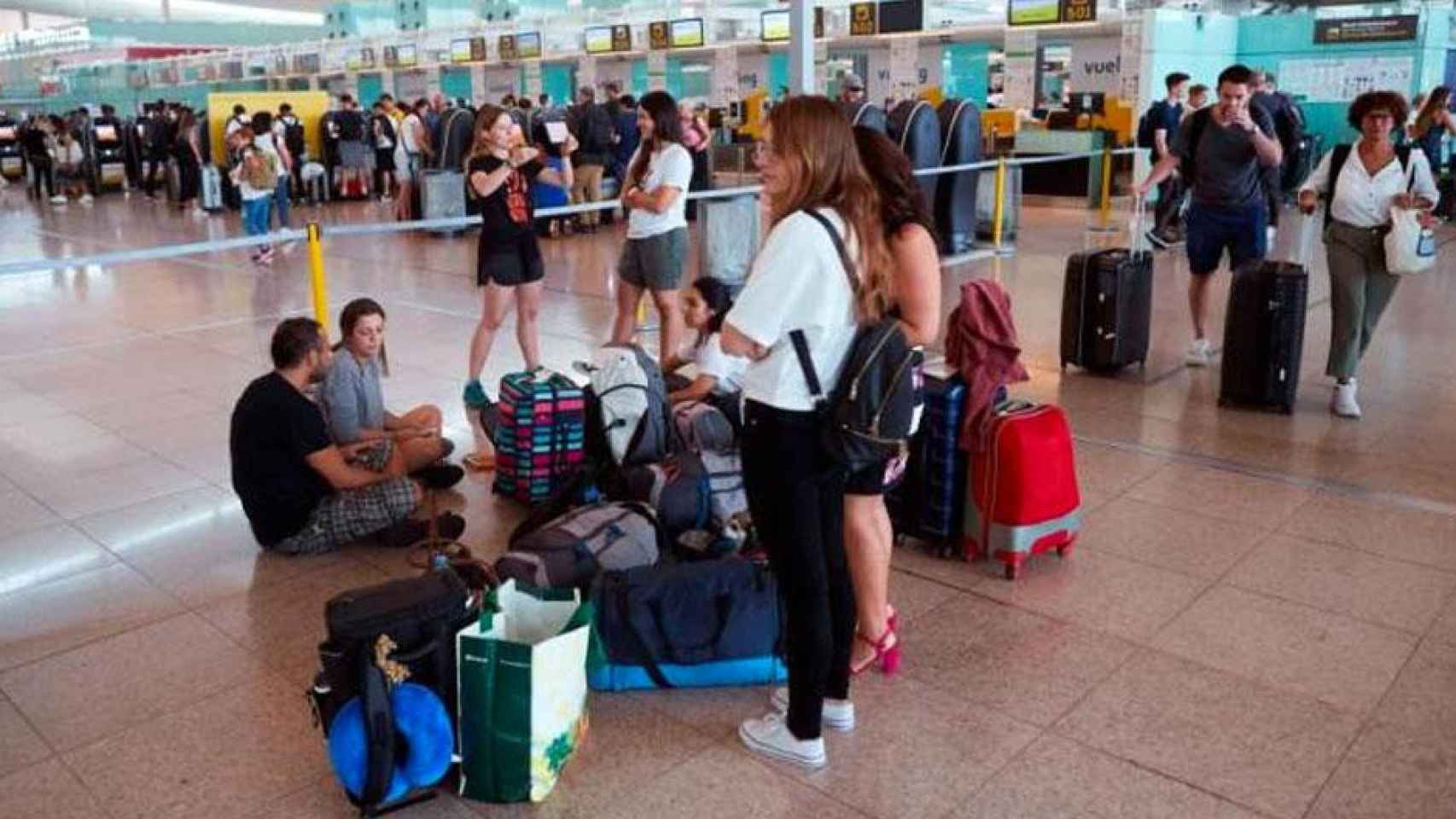 Usuarios afectados por la huelga de trabajadores de tierra de Iberia en El Prat / EFE