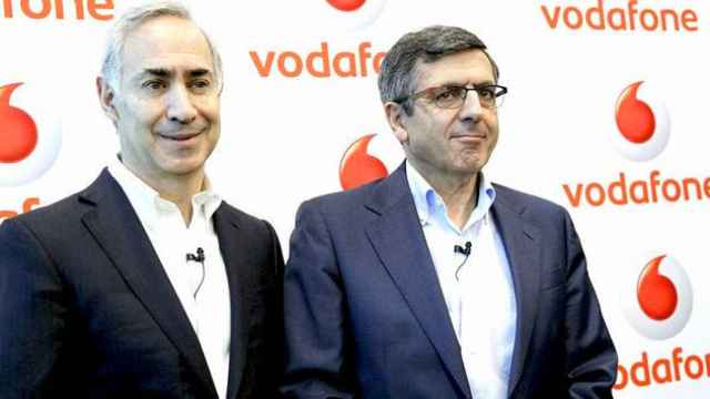 El presidente de Vodafone, Francisco Román (d), y el consejero delegado de la operadora, Antonio Coimbra, en una imagen de archivo / EFE