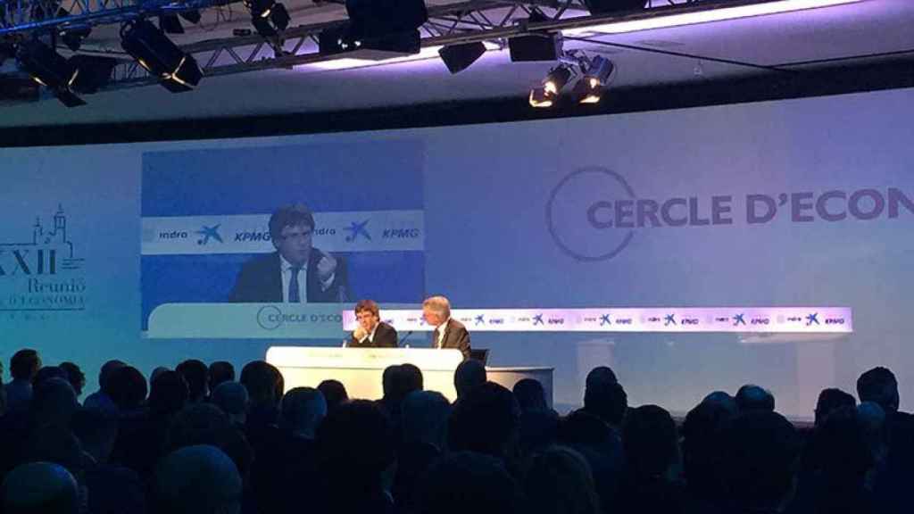 El presidente catalán Carles Puigdemont y el presidente del Círculo de Economía, Anton Costas, en la inauguración de las jornadas económicas celebradas en Sitges (Barcelona).