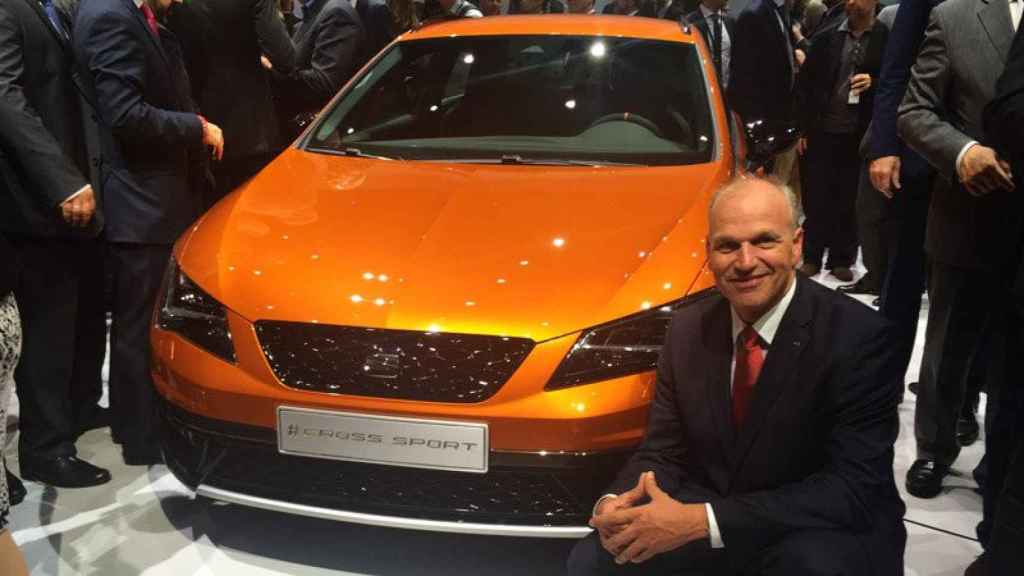 El presidente de Seat, Jürgen Stackmann, junto al León Cross Sport