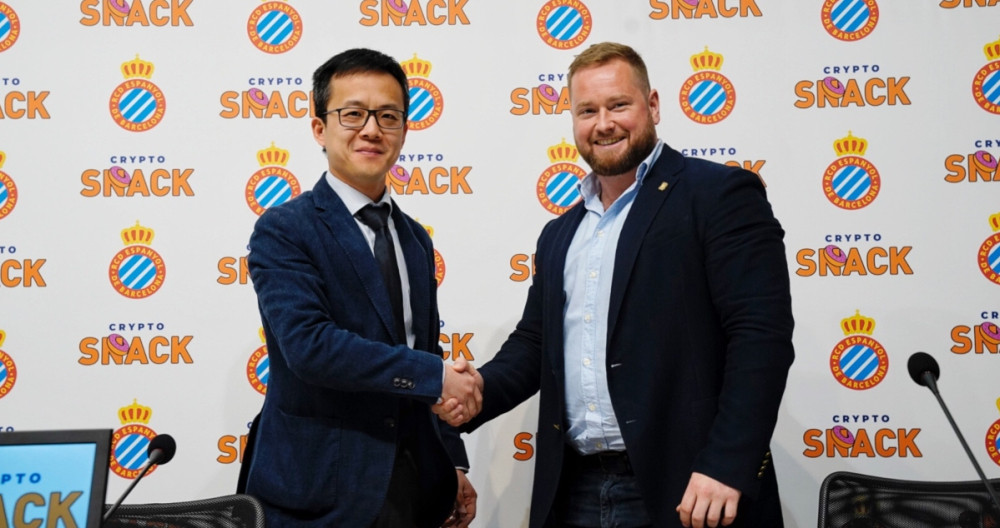 Mao Ye Wu, director general del RCD Espanyol, y Stuart Morrison, director general de Crypto Snack / CEDIDA