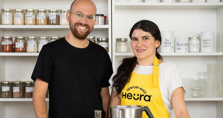 Marc Coloma junto a Lorena Salcedo, mánager de desarrollo de nuevos productos en Heura