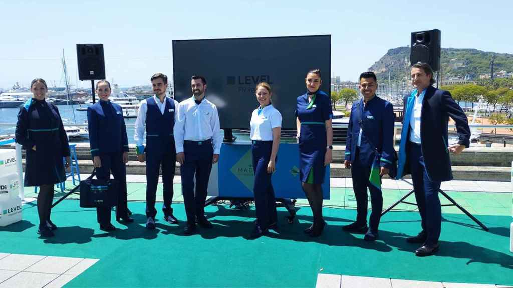 Los nuevos uniformes de la aerolínea Level en el desfile de Barcelona / VICTOR RECACHA