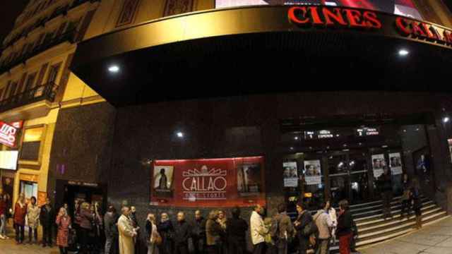 Espectadores hacen cola en el exterior de un cine, cuyo IVA se reduce mañana del 21% al 10% / EFE