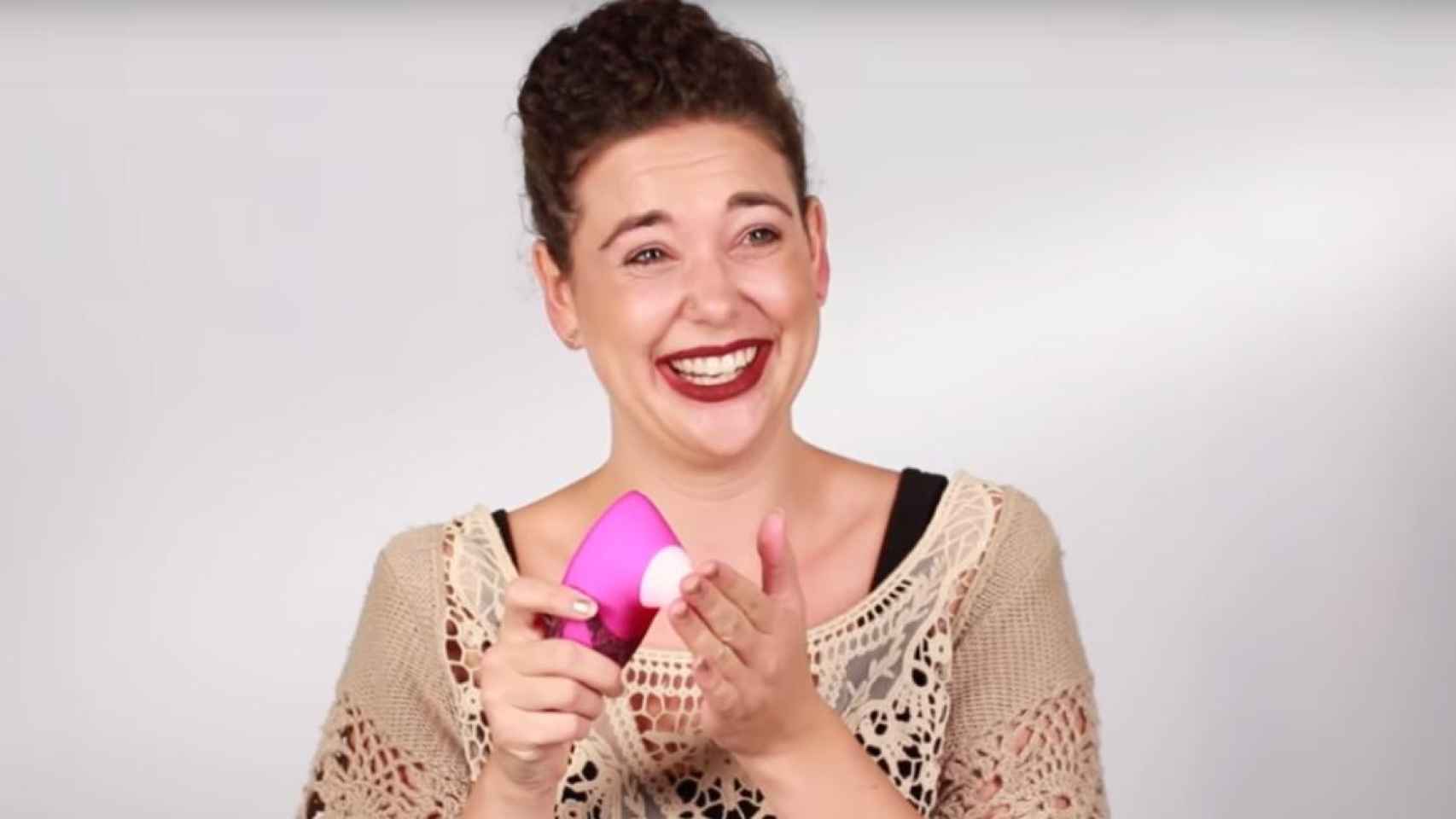 Una mujer con un dispositivo Womanizer, el Satisfyer original