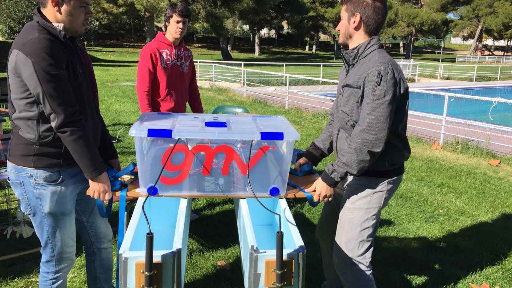 El equipo de Robdos Team con el robot acuático