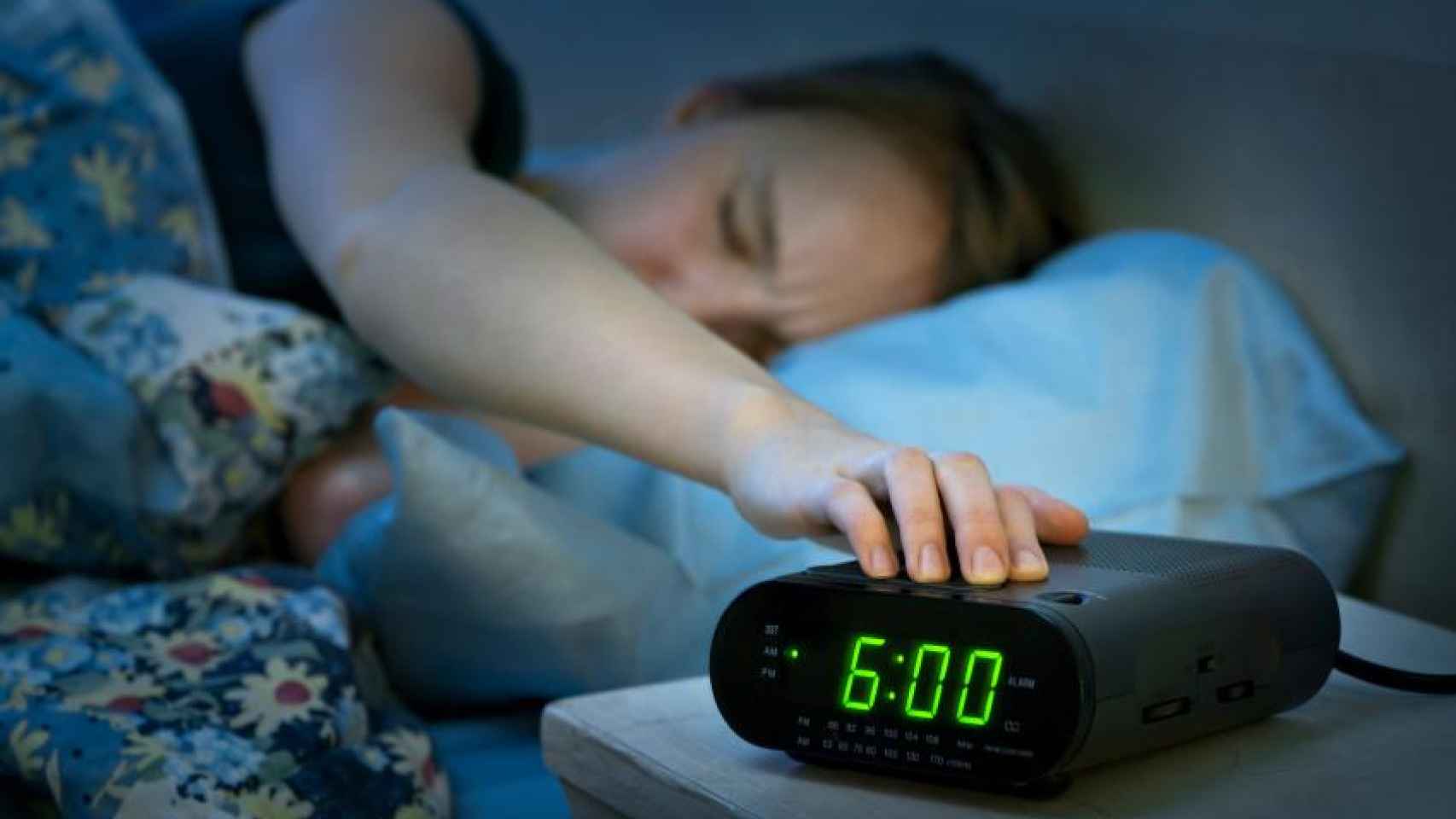 Una foto de archivo de una chica despertándose por la mañana