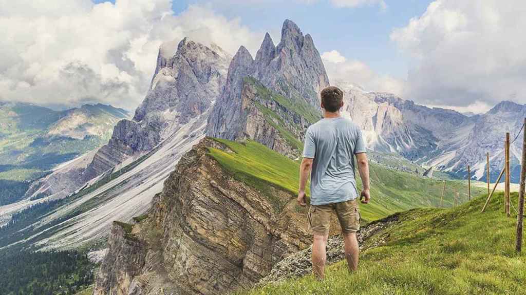 Turista celebrando el Día Mundial del Medio Ambiente con un viaje a la montaña / UNSPLASH