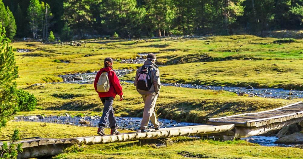 Dos senderistas disfrutando de una escapada en Aigüestortes y Sant Maurici / EXPERIENCE CATALUNYA