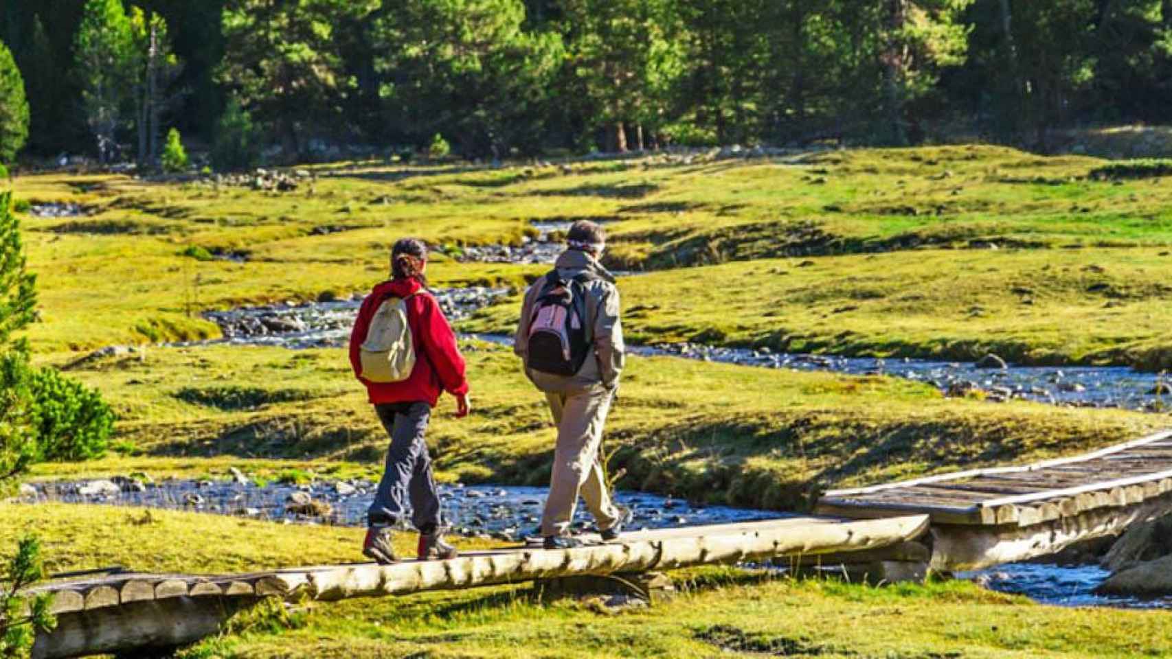 Dos senderistas disfrutando de una escapada en Aigüestortes y Sant Maurici / EXPERIENCE CATALUNYA