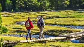 Dos senderistas disfrutando de una escapada en Aigüestortes y Sant Maurici / EXPERIENCE CATALUNYA