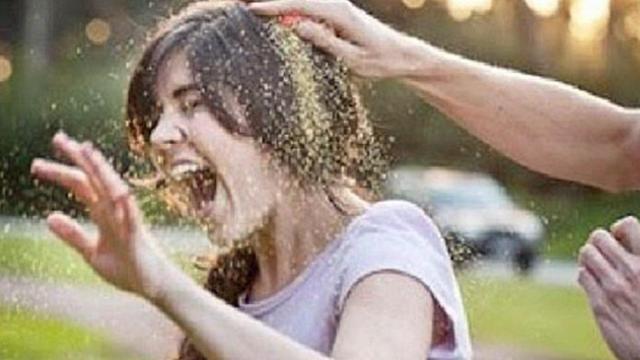 Una chica, víctima de una inocentada / EUROPA PRESS