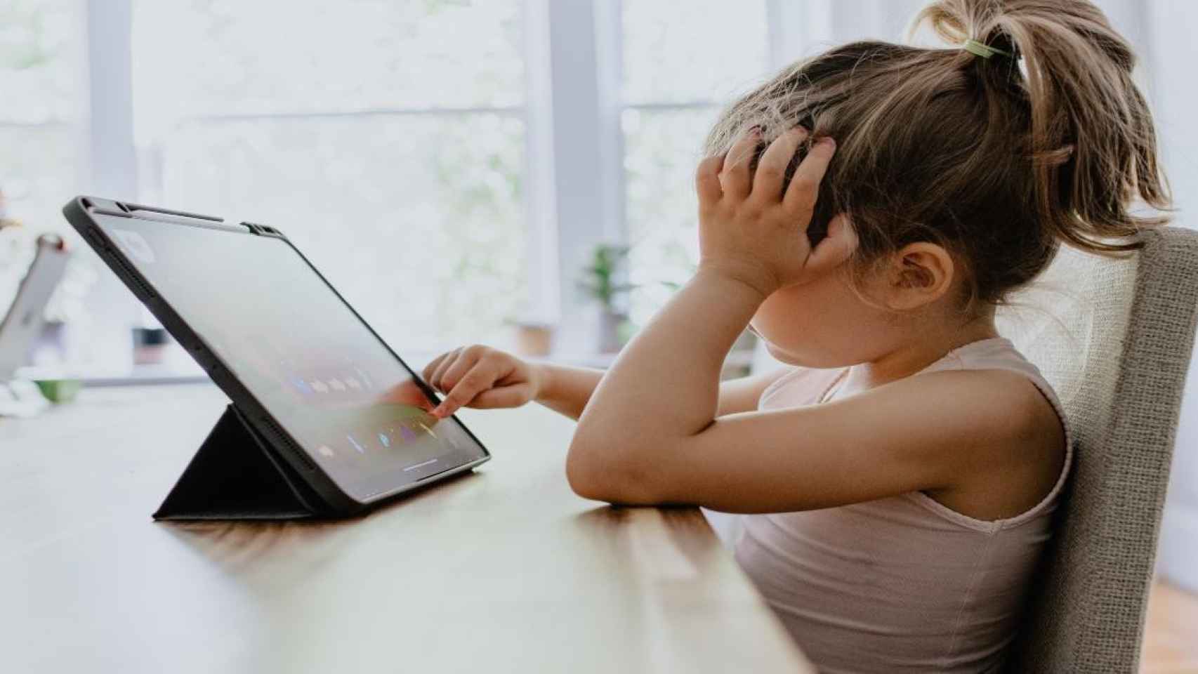 Una niña entreteníendose con una tablet / Kelly Sikkema en UNSPLASH