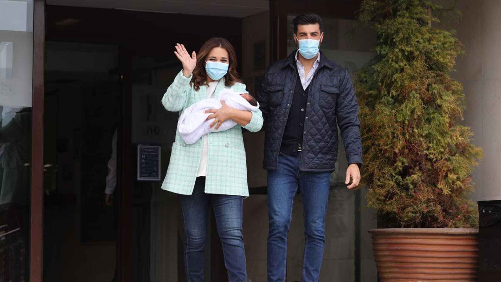 Paula Echevarría y Miguel Torres, a la salida del Hospital con el pequeño Miguel /EP