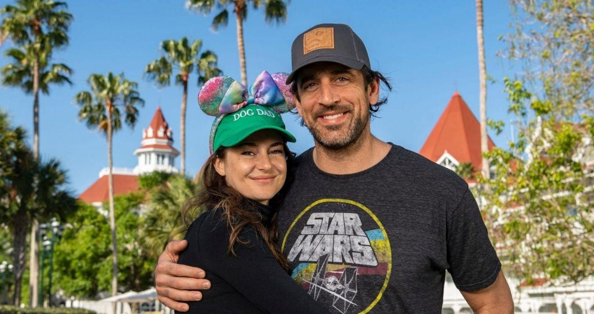 Shailene Woodley y Aaron Rodgers / EP