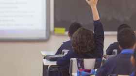 Un niño levanta la mano en la clase / EP