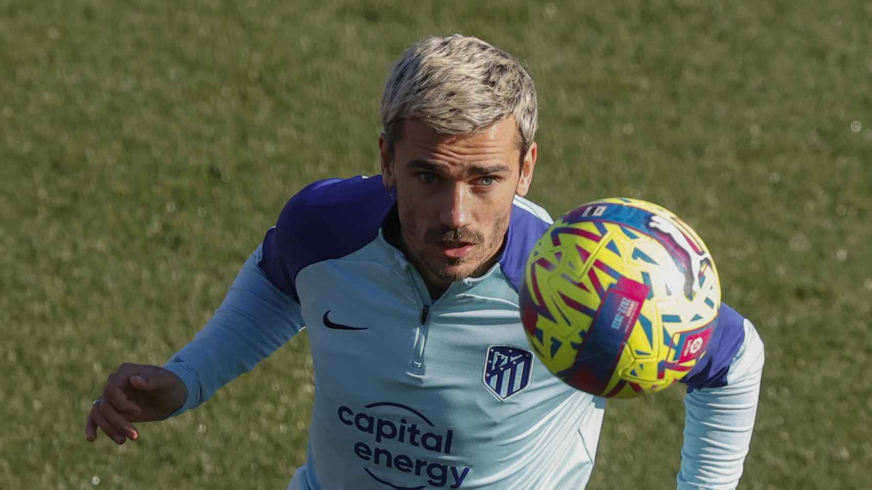 Antoine Griezmann, en un entrenamiento del Atlético de Madrid, teñido de rubio / EFE