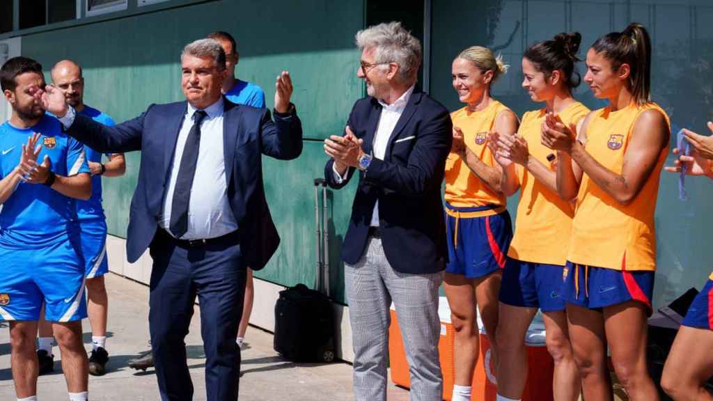 Xavier Puig y Joan Laporta, junto al Barça Femenino, en la previa de la final de Champions League / FCB