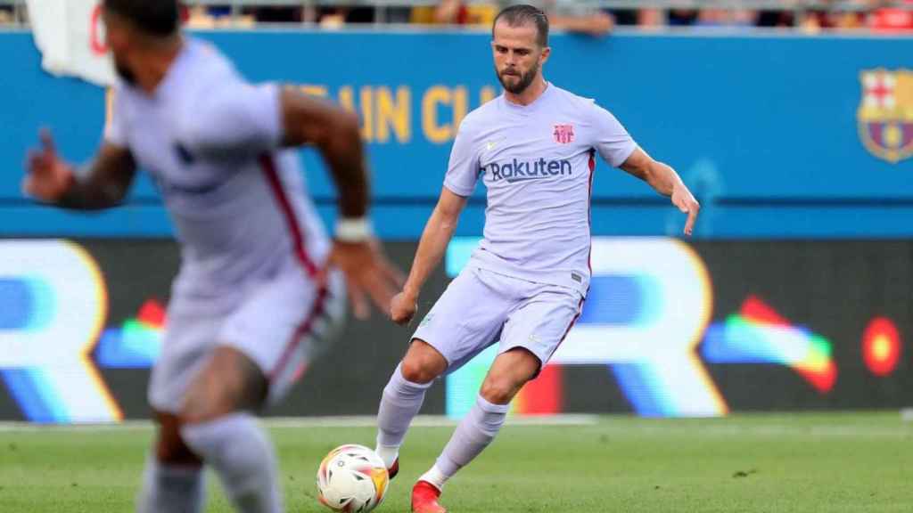 Miralem Pjanic en una acción contra el Girona, durante la pretemporada / FC Barcelona