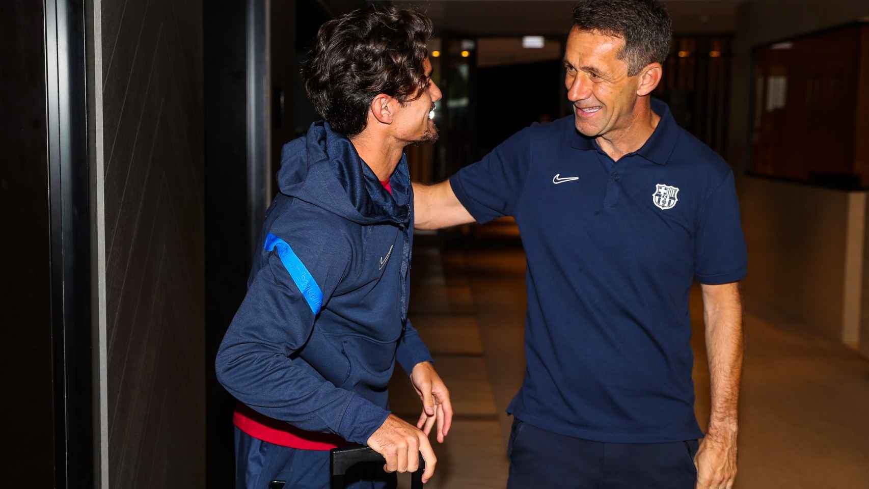 Álex Collado hablando con Ramon Planes / FC Barcelona