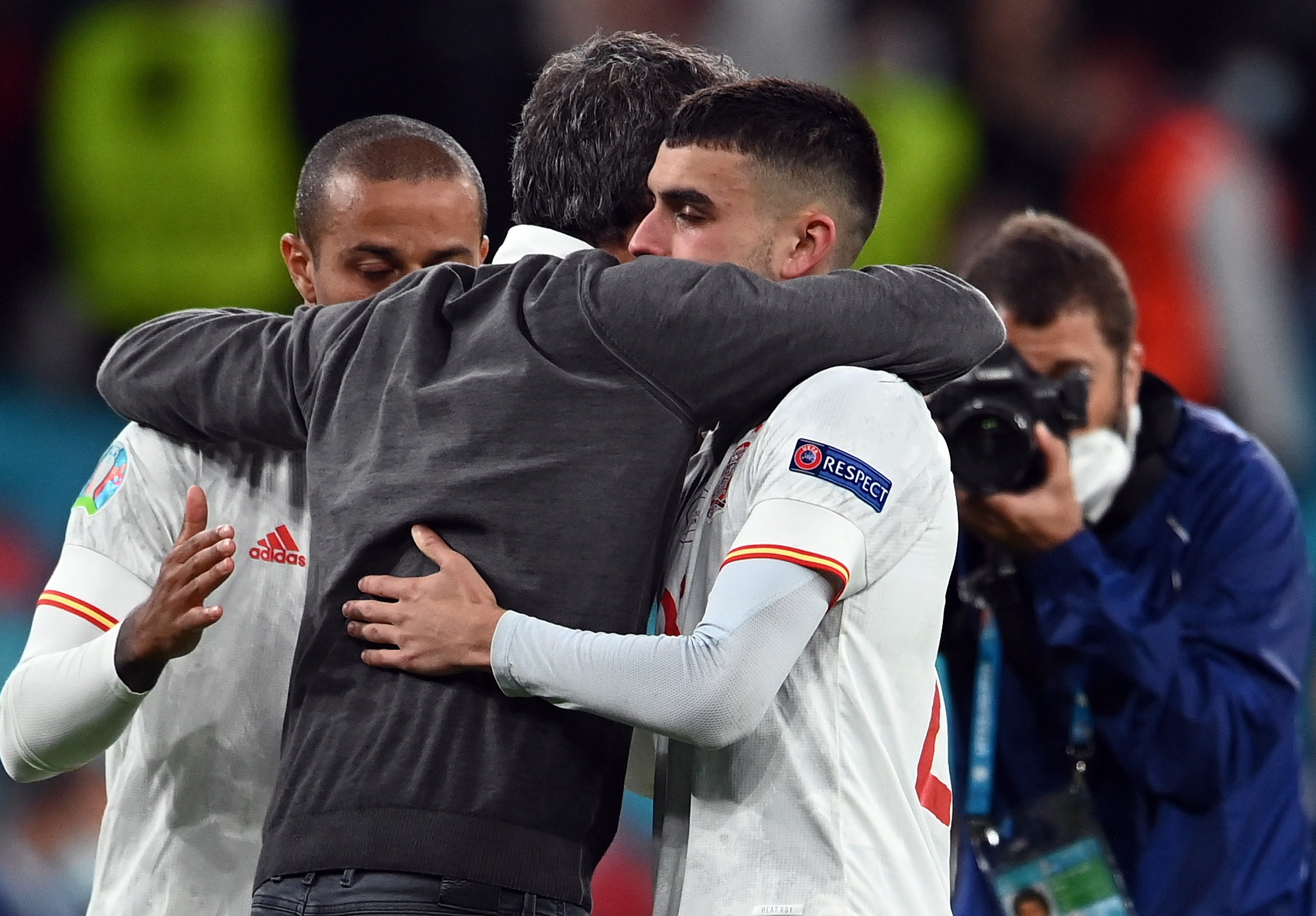 Pedri, junto a Luis Enrique y Thiago, tras la derrota de España contra Italia en las semifinales de la Eurocopa / EFE