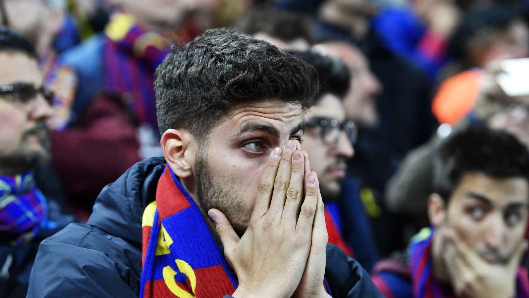 Un aficionado del Barça plasma la desolación tras caer en Anfield / EFE