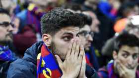 Un aficionado del Barça plasma la desolación tras caer en Anfield / EFE