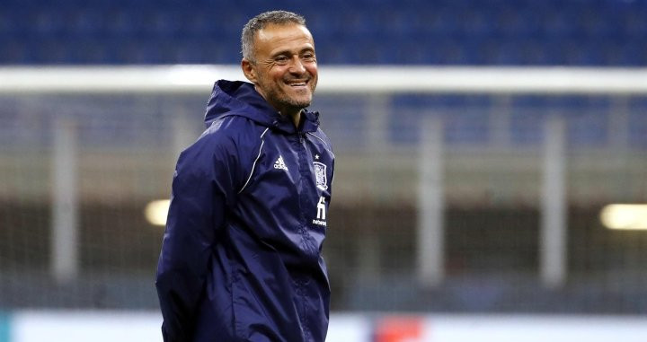 Luis Enrique sonríe en un entreno con la selección / EFE