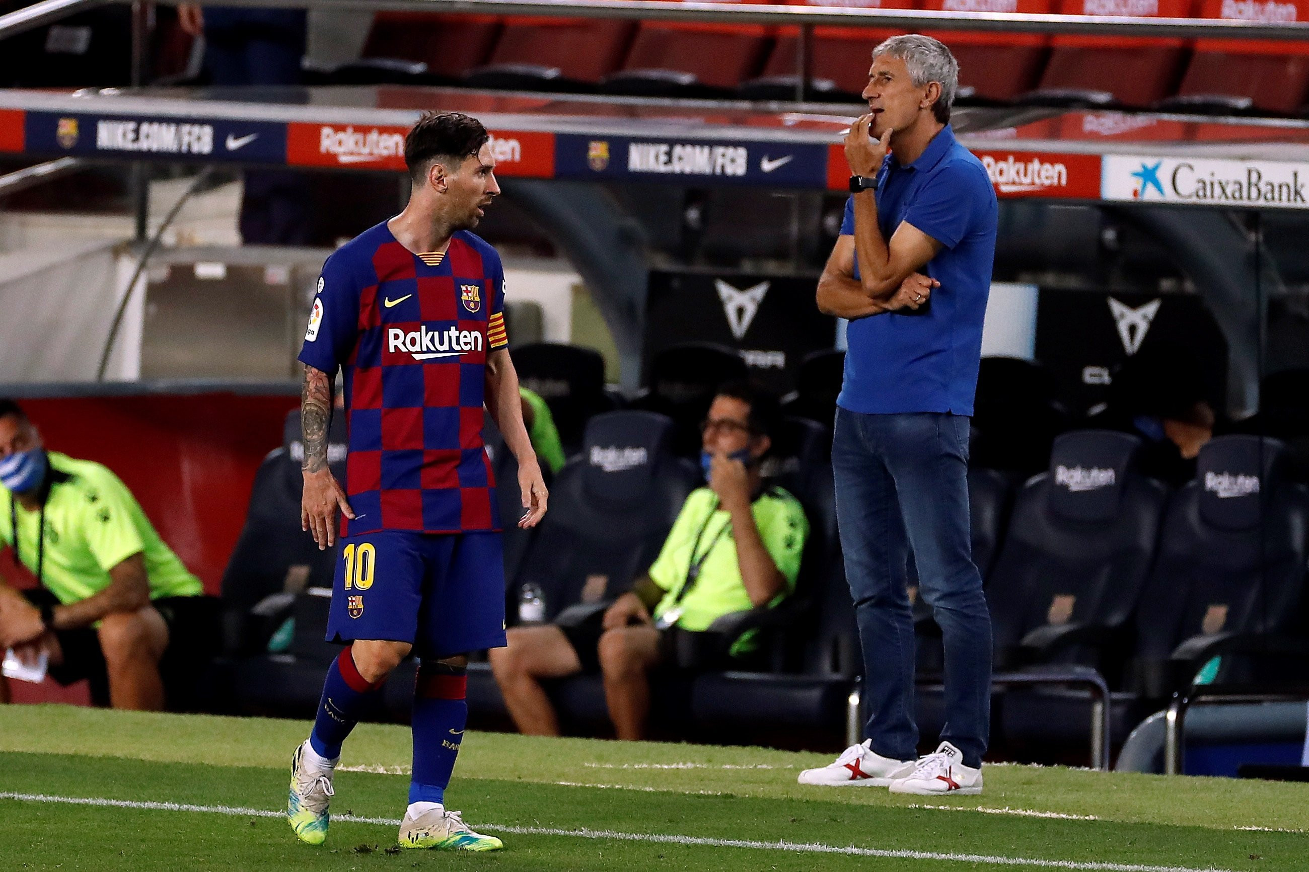 Messi y Quique Setién, en un momento del derbi del Barça con el Espanyol / EFE