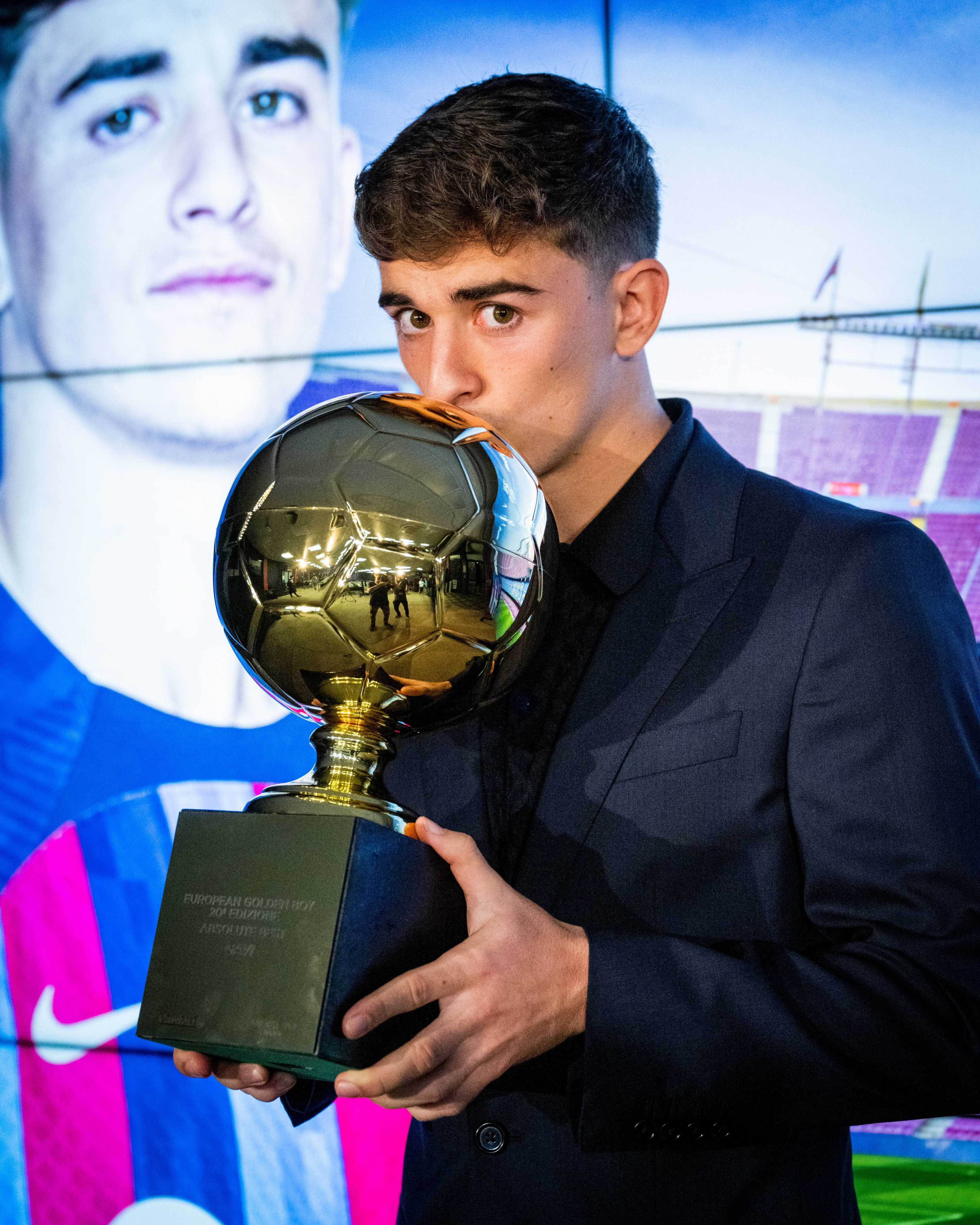 Gavi ya tiene en sus manos el trofeo Golden Boy 2022 / FCB