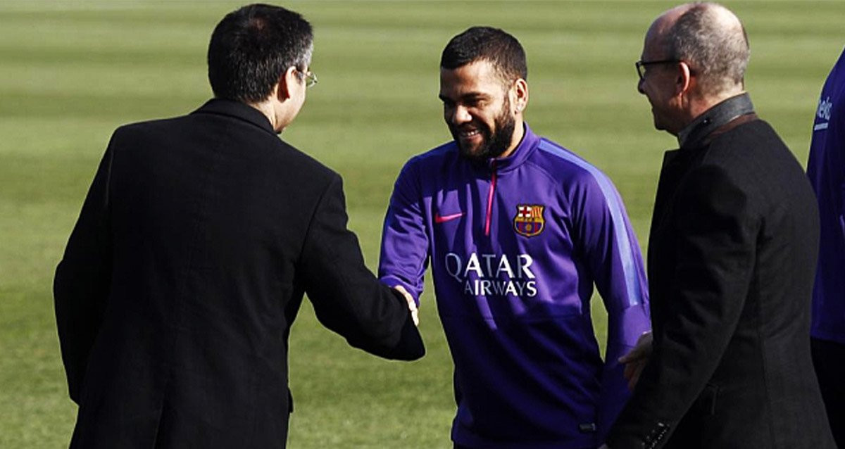 Dani Alves estrecha la mano de Bartomeu en presencia de Cardoner / FCB