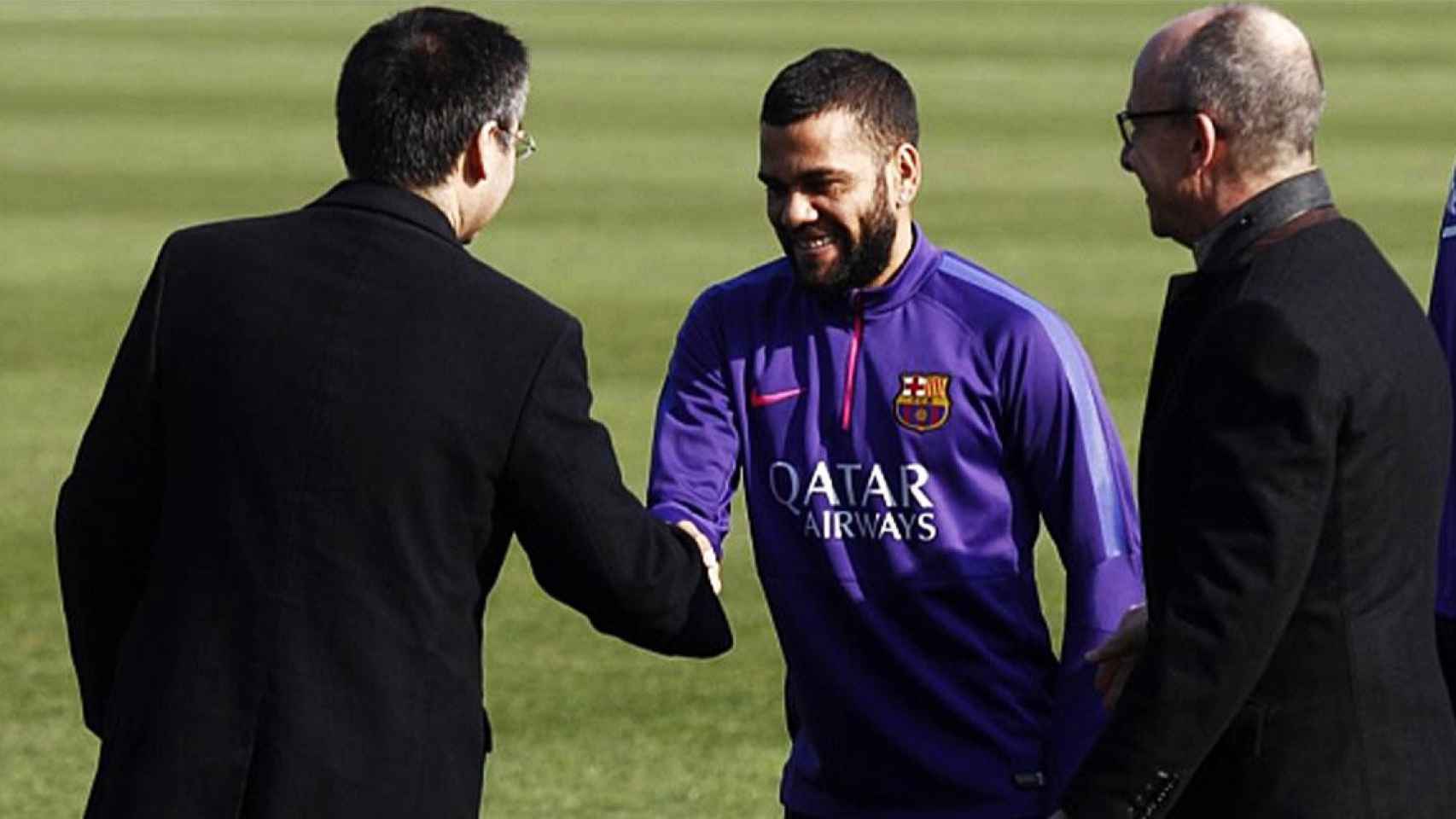 Dani Alves estrecha la mano de Bartomeu en presencia de Cardoner / FCB