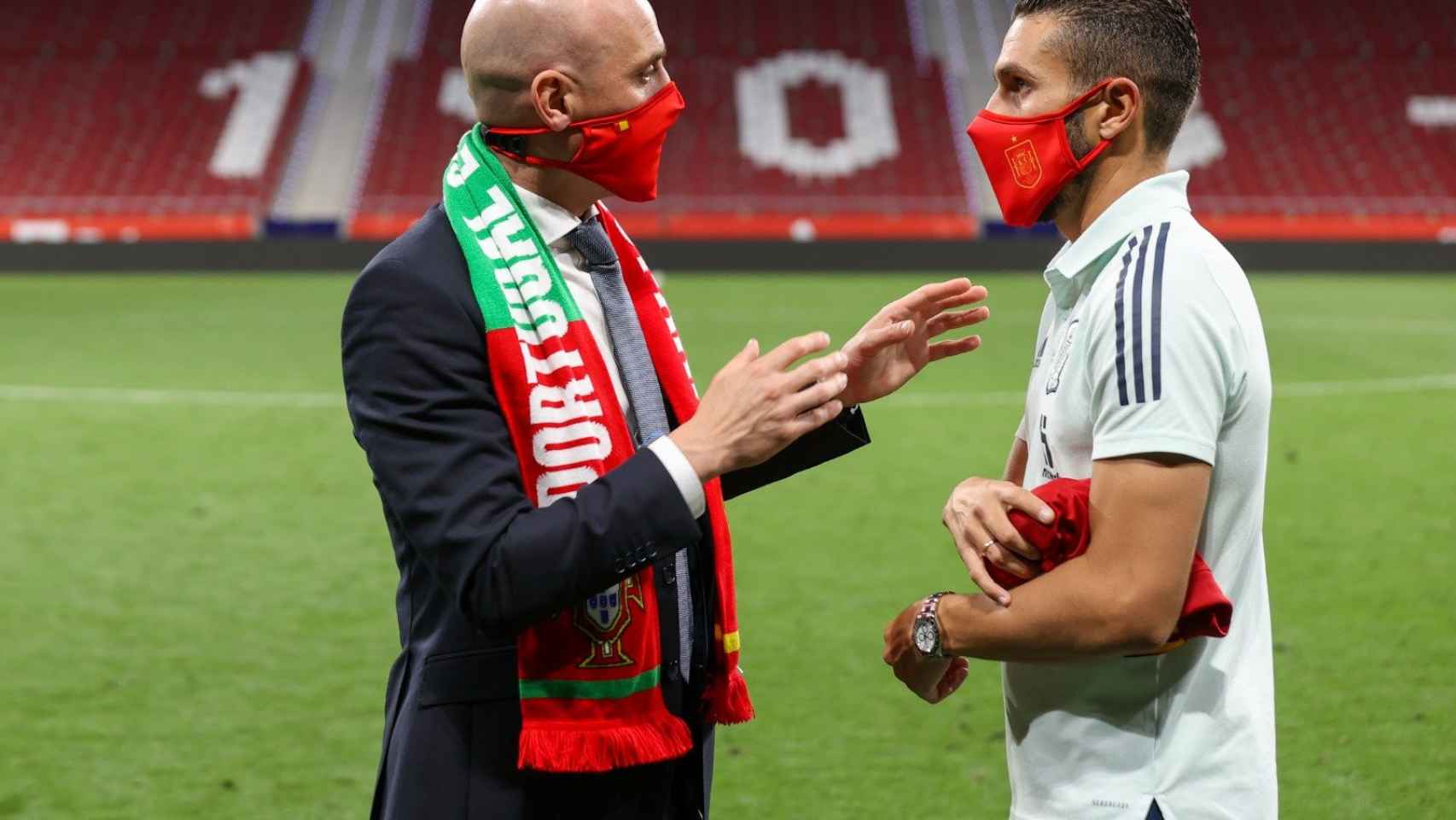 Rubiales hablando con Koke antes del amistoso contra Portugal / RFEF