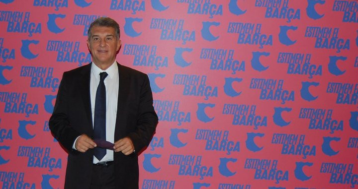 Laporta posa en el photocall de su sede / CULEMANIA