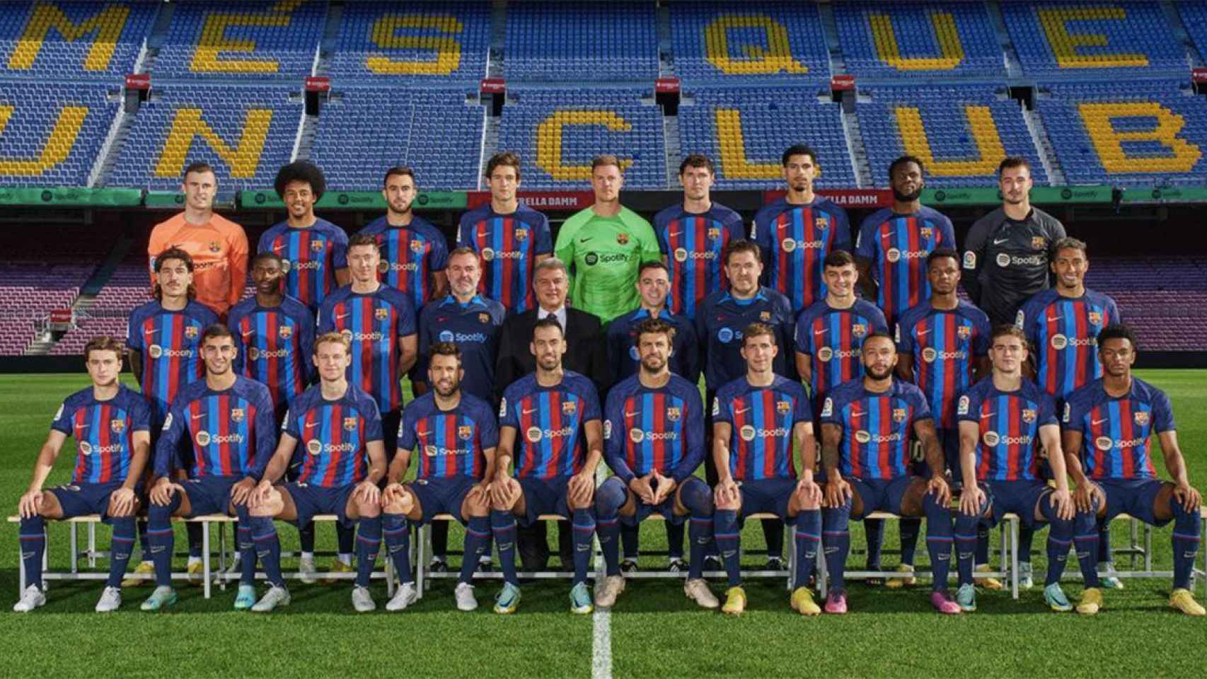 Los jugadores del Barça, junto a Laporta en la fotografía oficial de la plantilla 2022-23 / FCB