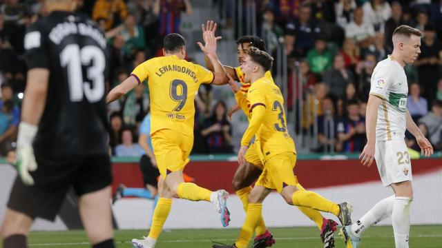 Lewandowski celebra su gol al Elche / EFE