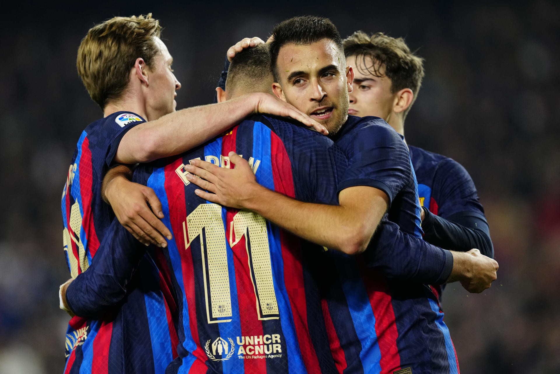 Los jugadores del Barça celebran el primer gol de Sergi Roberto tras una gran jugada de Ferran / EFE