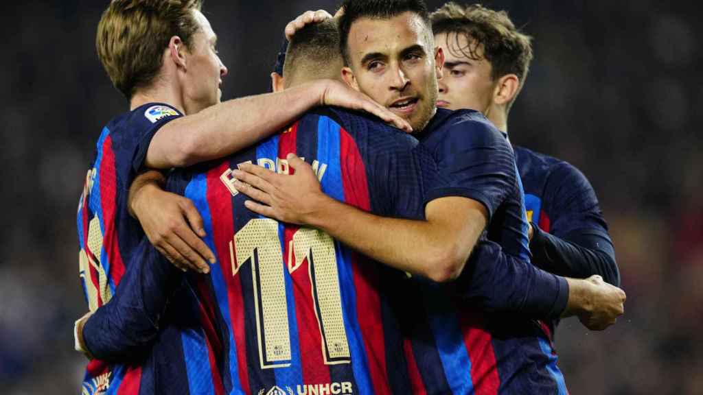 Los jugadores del Barça celebran el primer gol de Sergi Roberto tras una gran jugada de Ferran / EFE