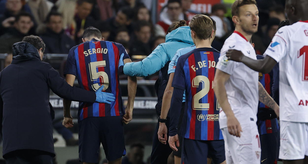 Busquets se marcha lesionado durante el Barça Sevilla / EFE