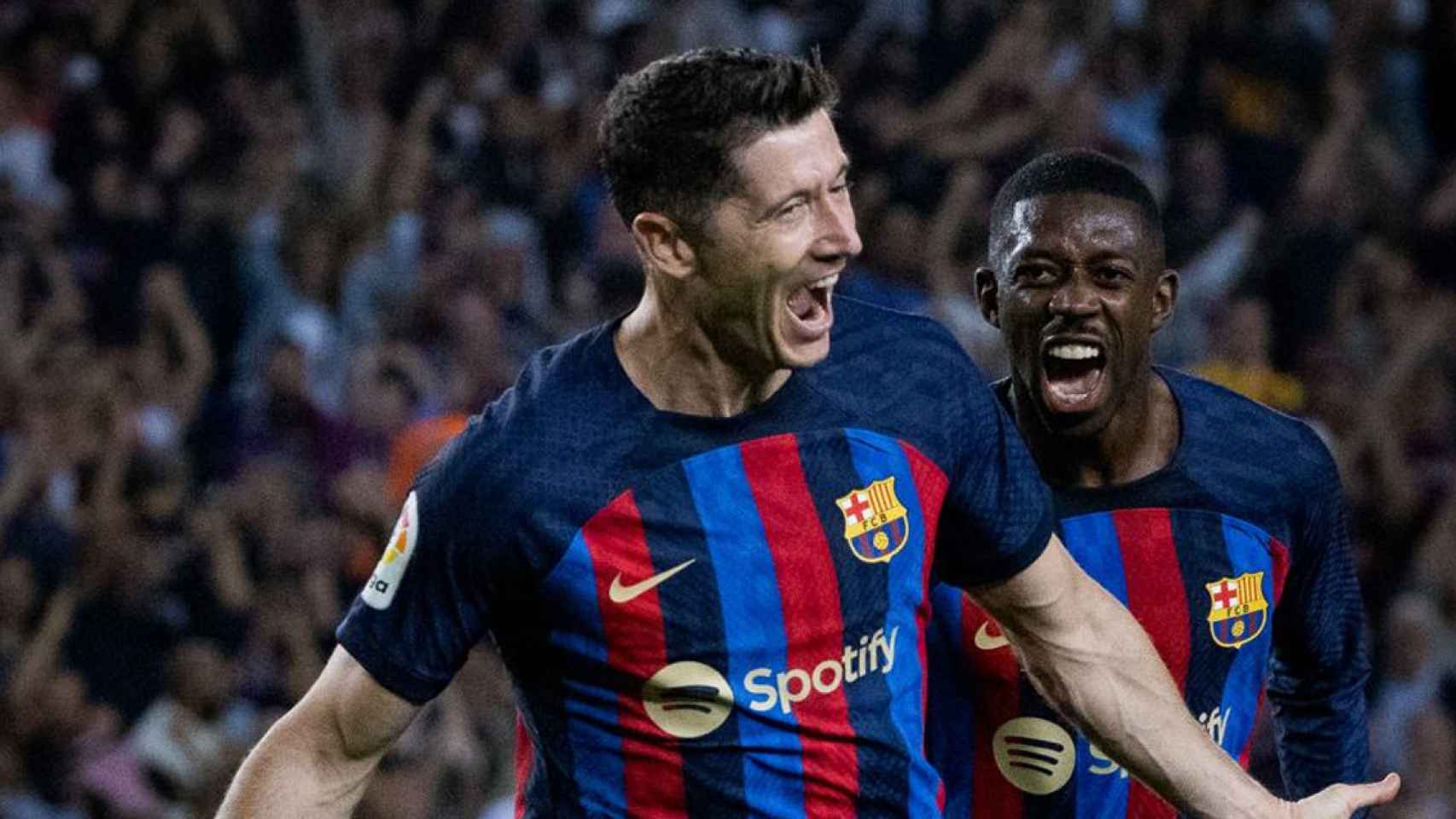 Lewandowski celebra un gol del Barça en la Liga perseguido por Dembelé / FCB