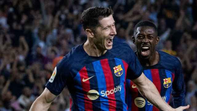 Lewandowski celebra un gol del Barça en la Liga perseguido por Dembelé / FCB