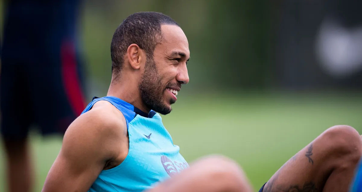 Aubameyang, descansando, durante un entrenamiento del Barça / FCB