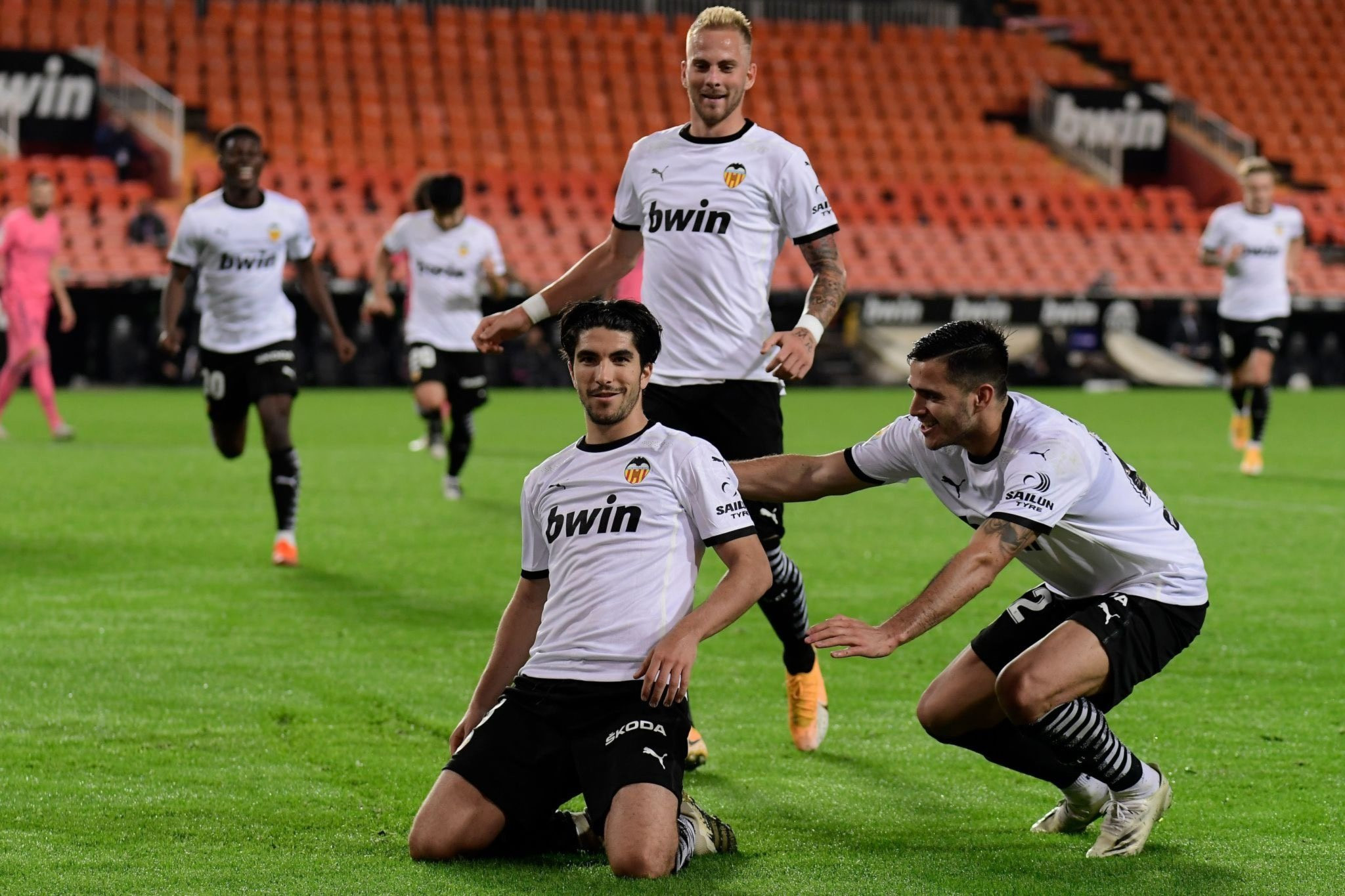 Carlos Soler celebrando un gol contra el Real Madrid con el Valencia / Redes