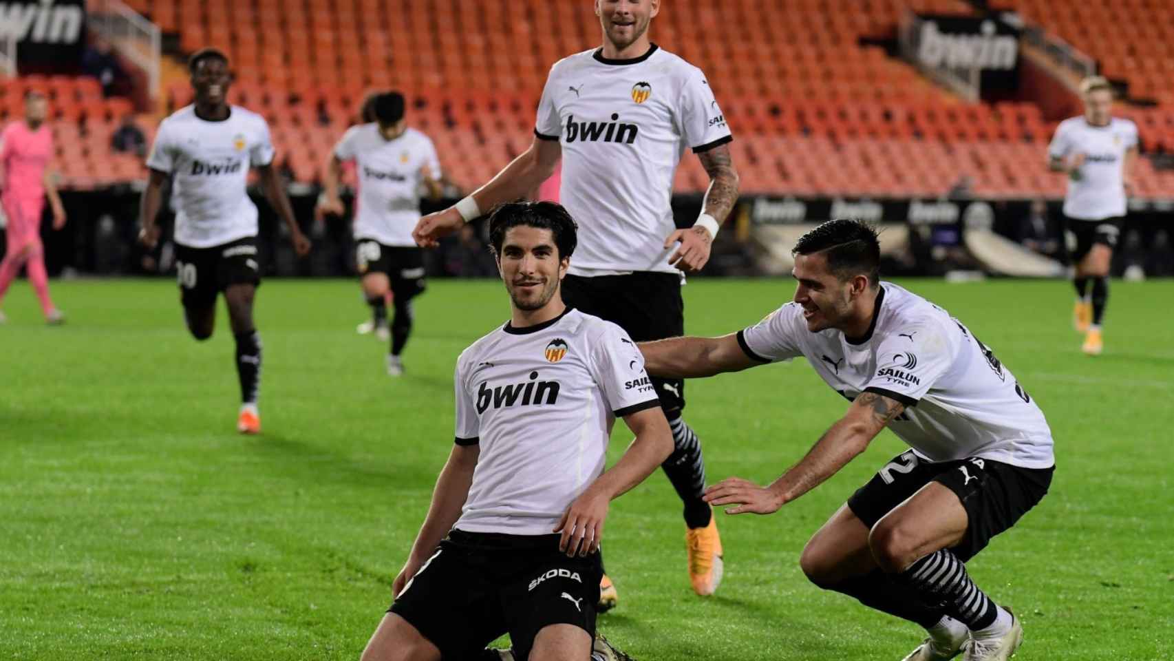 Carlos Soler celebrando un gol contra el Real Madrid con el Valencia / Redes